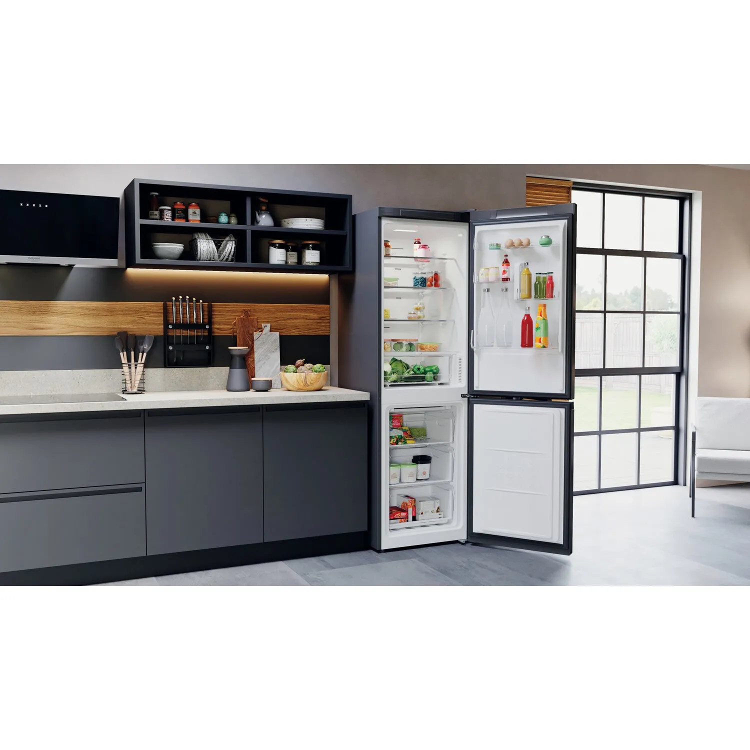 Hotpoint H5X 82O SK Freestanding 335L Fridge Freezer - Black, E Rated