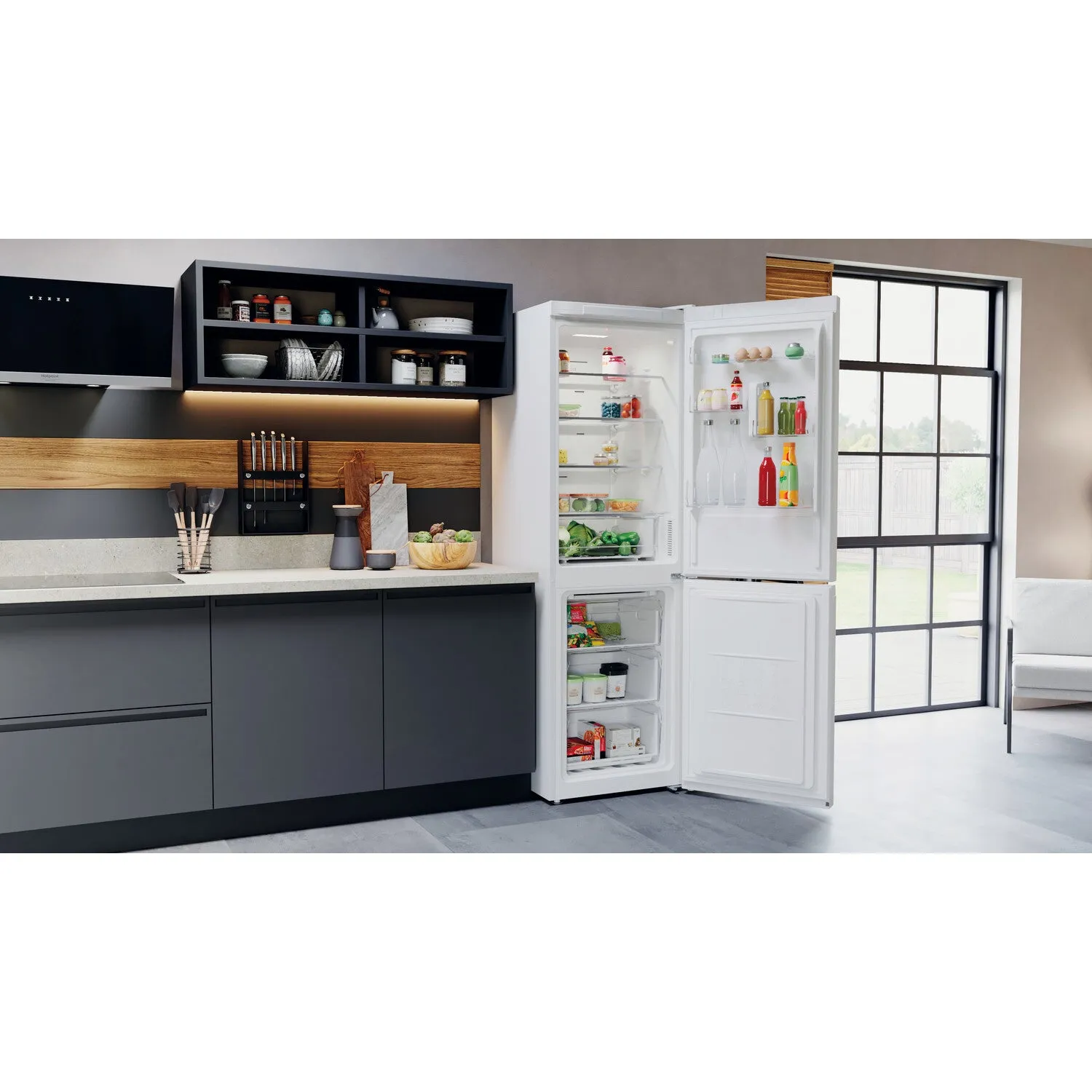 Hotpoint H5X 82O W Freestanding 335L Fridge Freezer - White