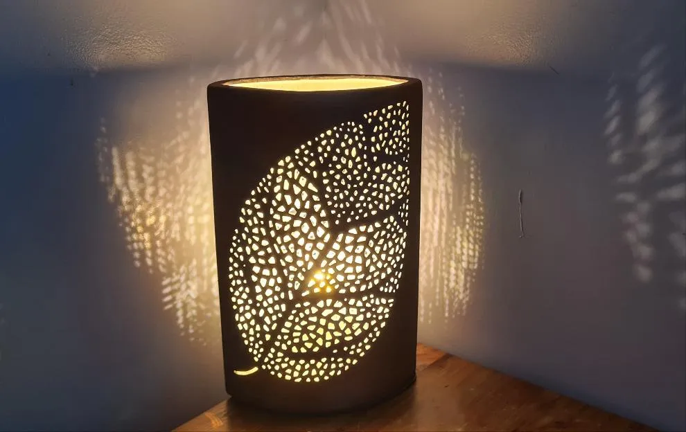 PAINTED LEAF CERAMIC LAMP