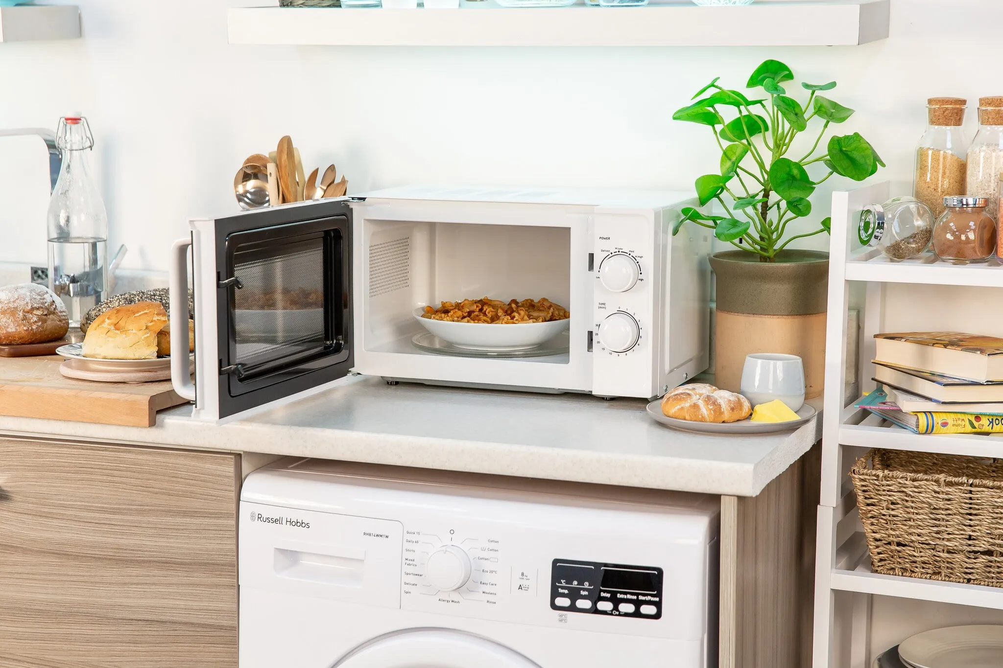 Russell Hobbs RHM1725 microwave White Solo microwave Countertop 17 L 700 W