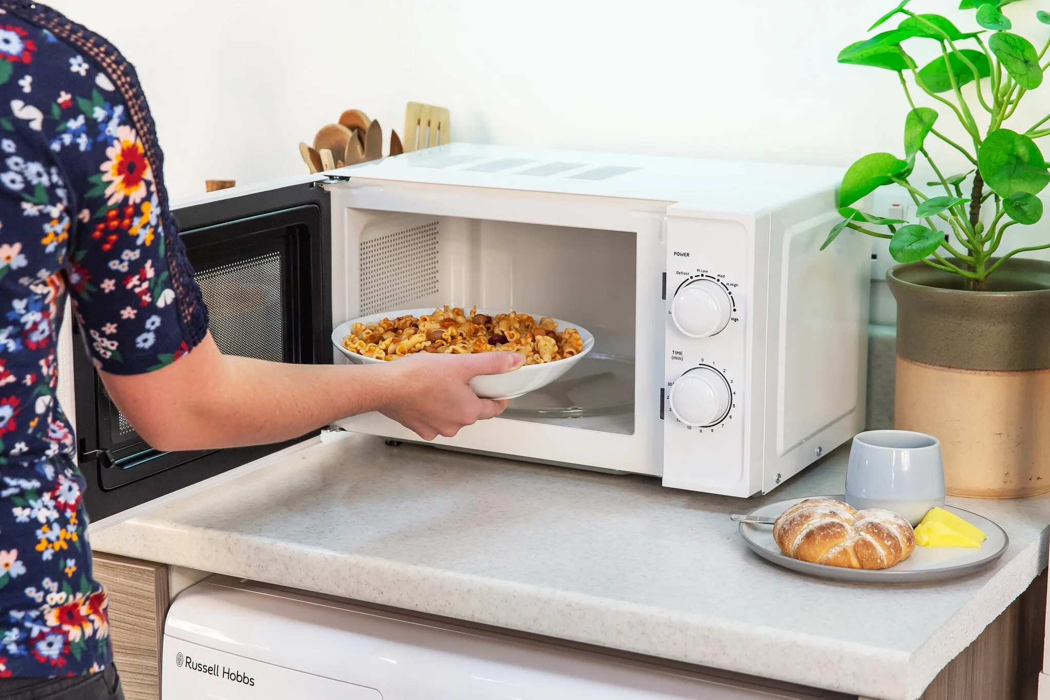 Russell Hobbs RHM1725 microwave White Solo microwave Countertop 17 L 700 W
