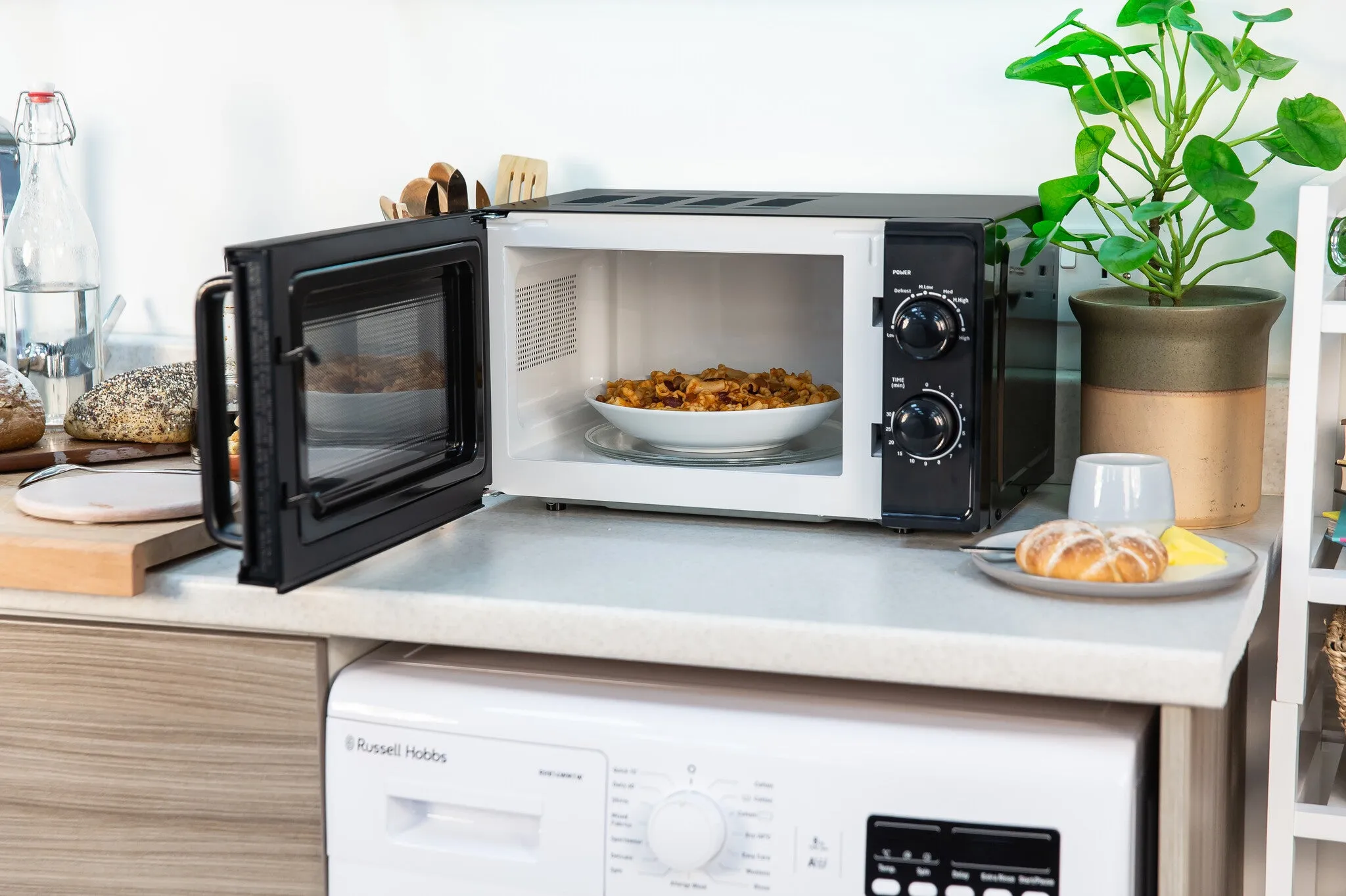 Russell Hobbs RHM1725B microwave Black Solo microwave Countertop 17 L 700 W