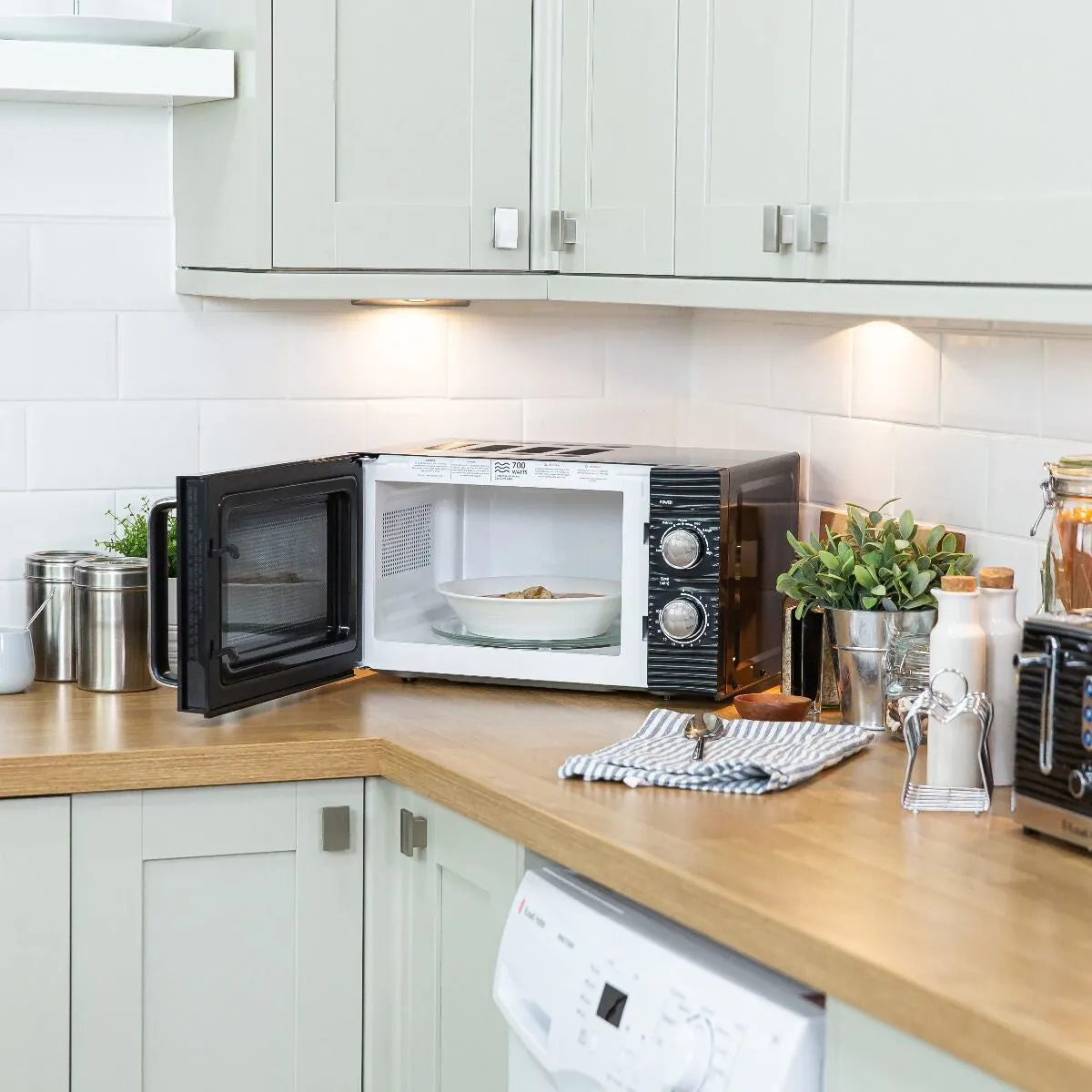 Russell Hobbs RHM1731B microwave Black Solo microwave Countertop 17 L 700 W
