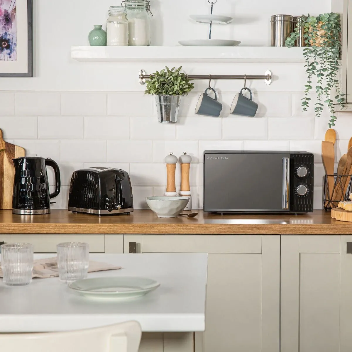 Russell Hobbs RHMM715B microwave Black Solo microwave Countertop 17 L 700 W