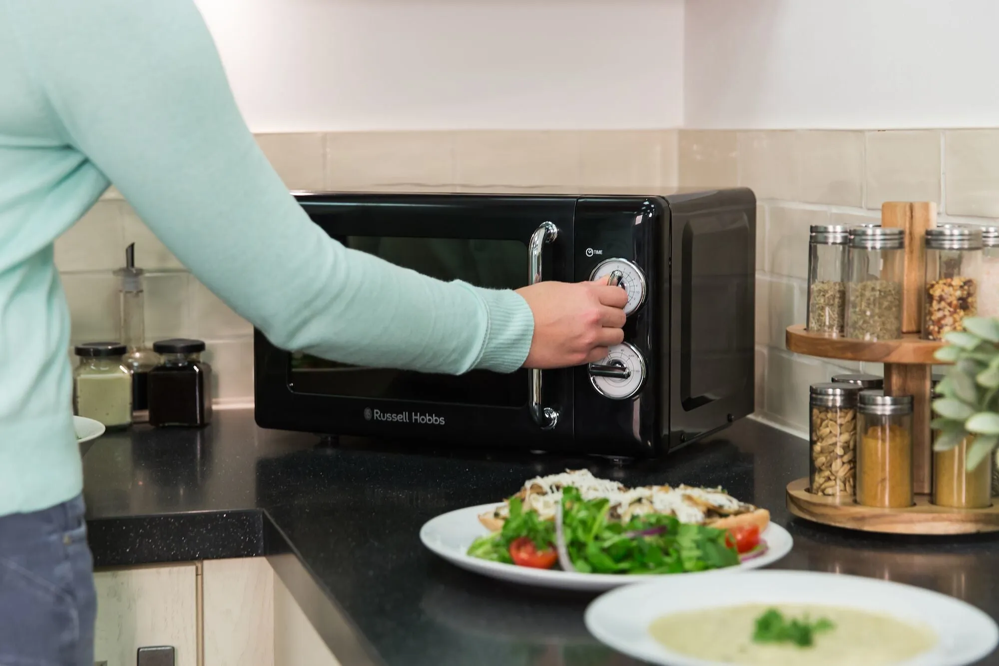 Russell Hobbs RHRETMM705B-N microwave Black Solo microwave Countertop 17 L 700 W