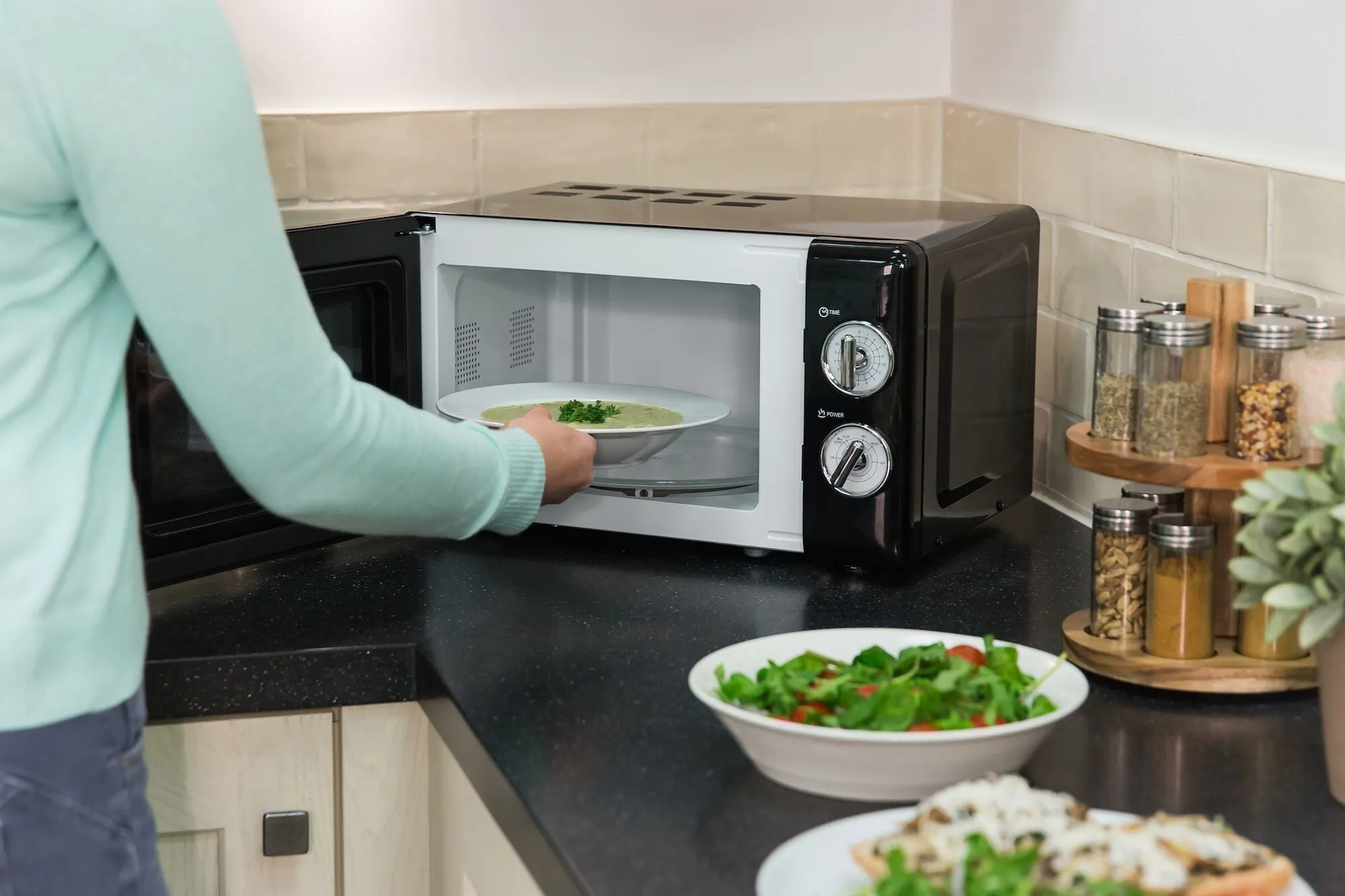 Russell Hobbs RHRETMM705B-N microwave Black Solo microwave Countertop 17 L 700 W