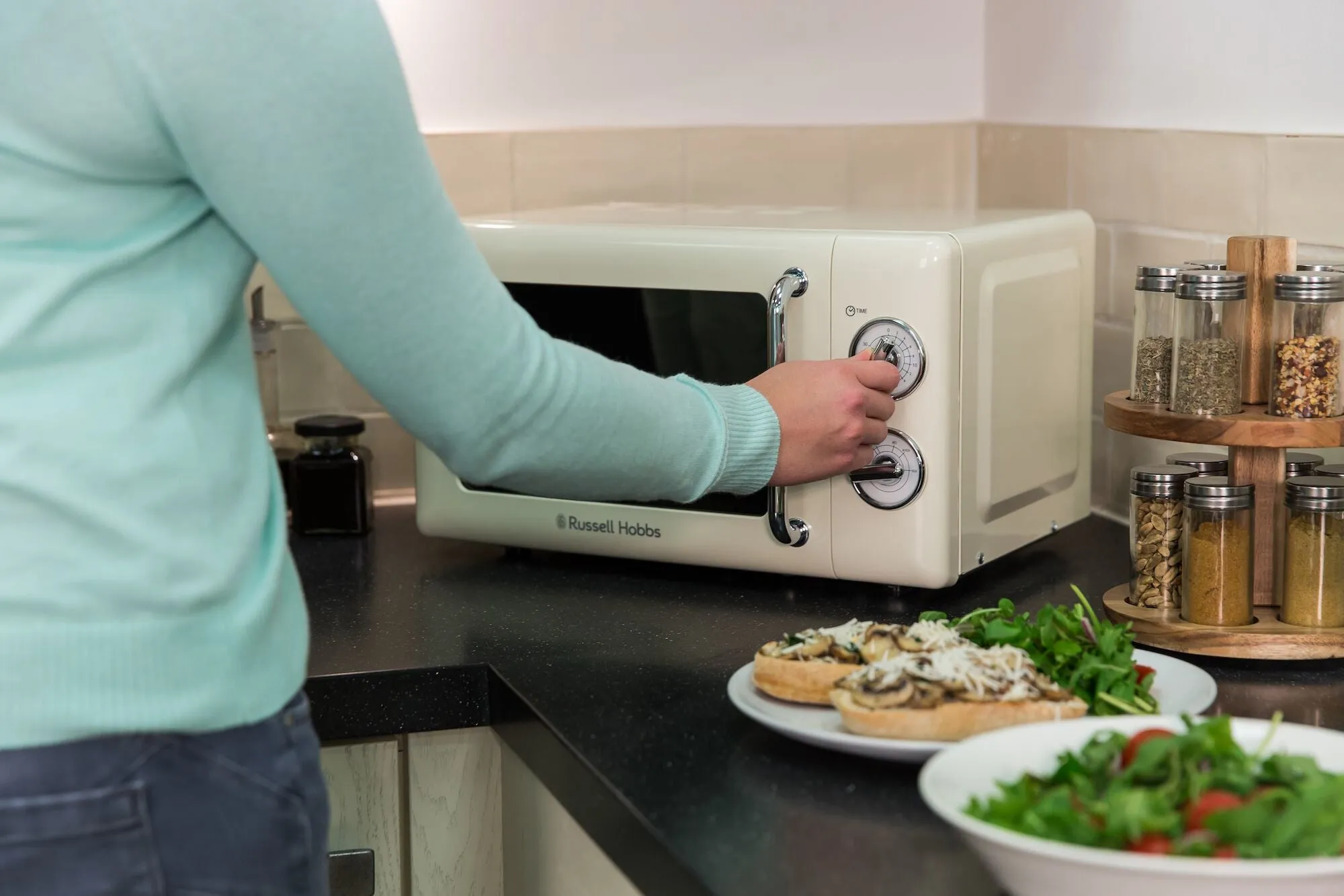Russell Hobbs RHRETMM705C-N microwave Cream Solo microwave Countertop 17 L 700 W