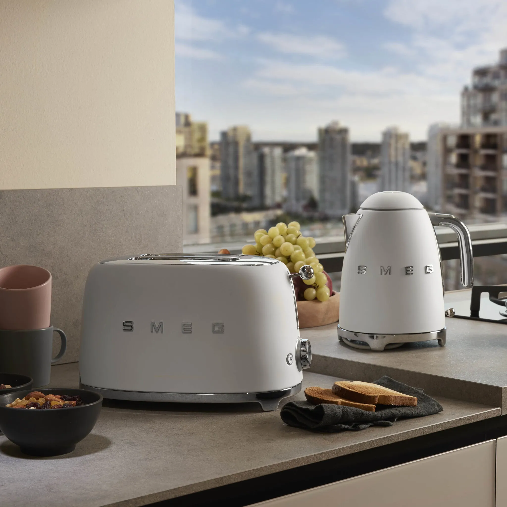 Smeg KLF03WHMUK electric kettle 1.7 L 2400 W White
