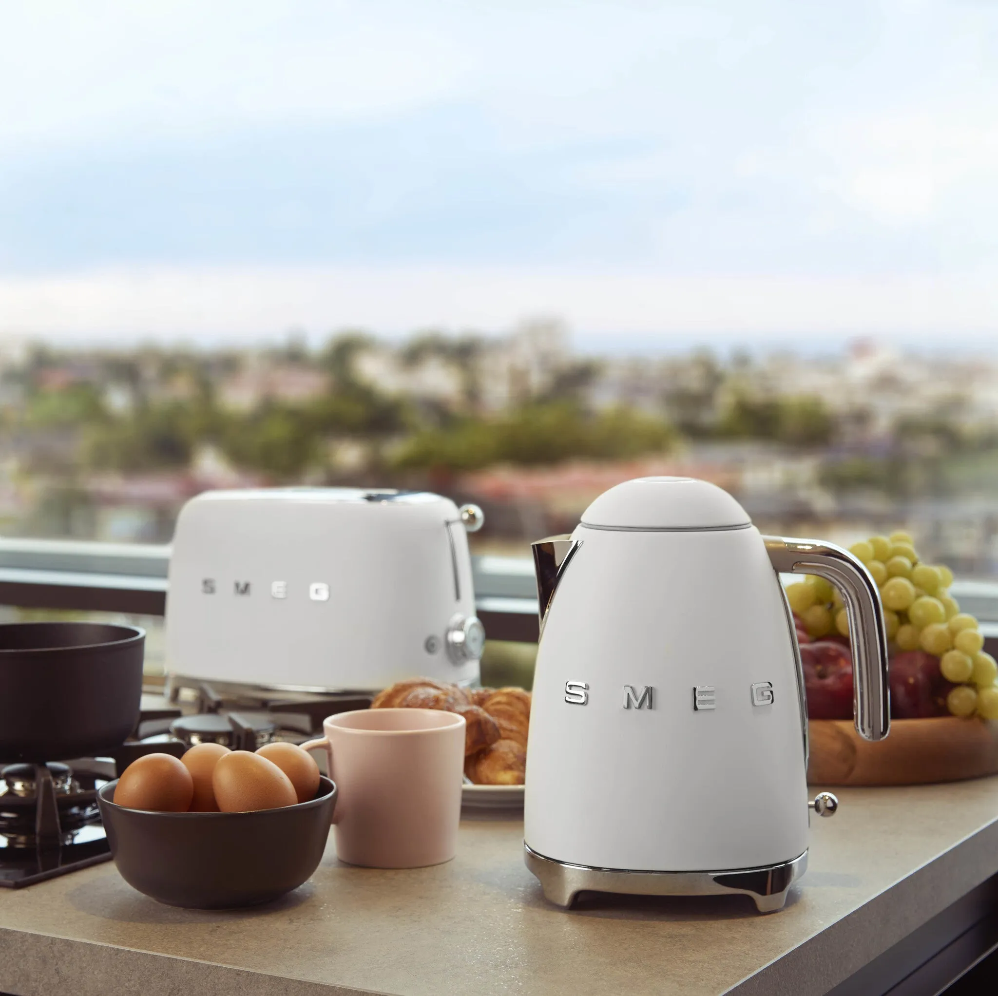 Smeg KLF03WHMUK electric kettle 1.7 L 2400 W White