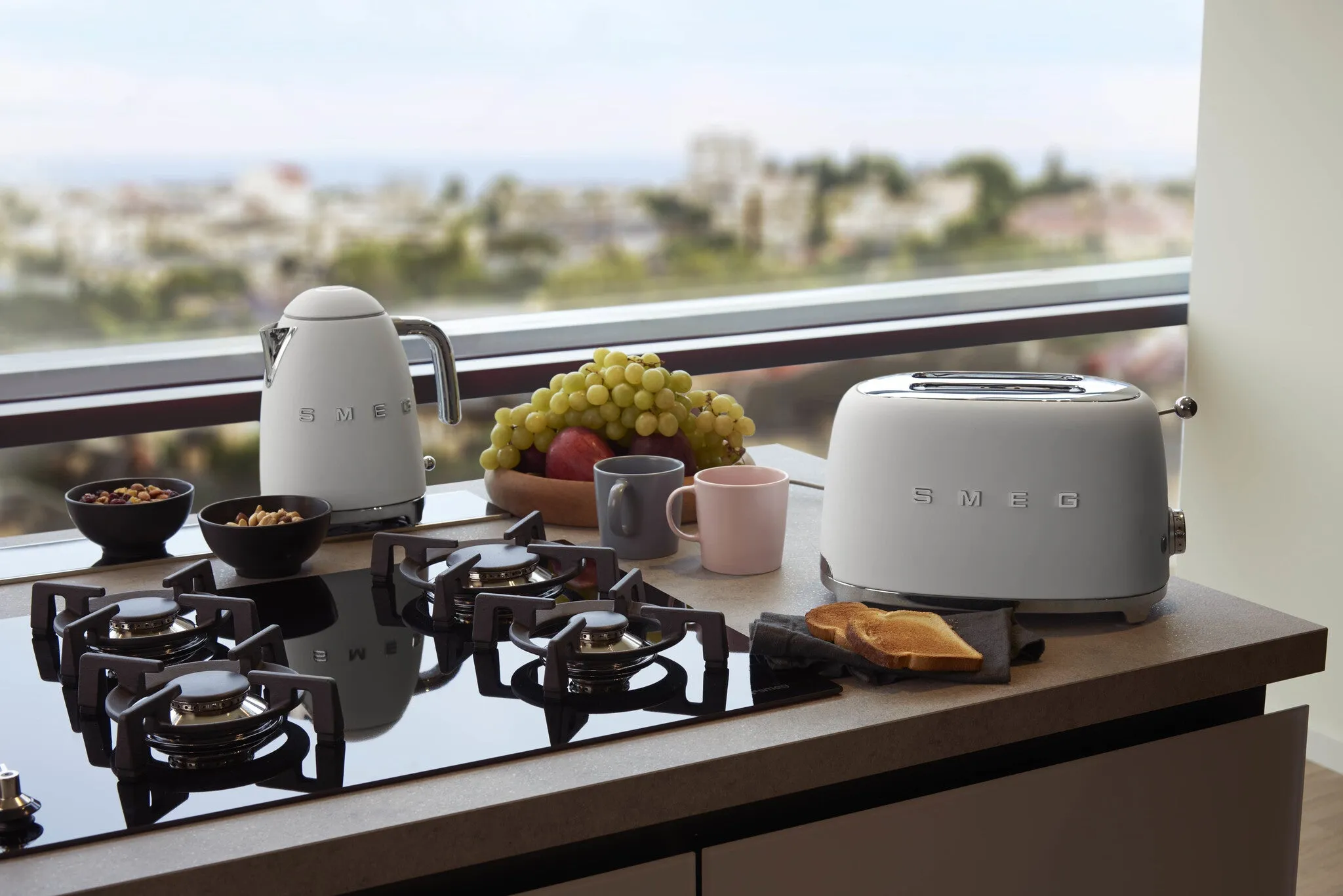 Smeg KLF03WHMUK electric kettle 1.7 L 2400 W White