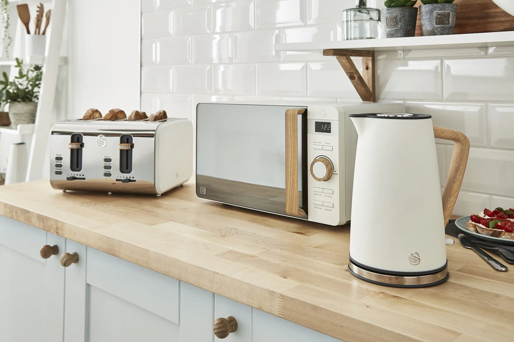 Swan SK14610WHTN electric kettle 1.7 L 3000 W White