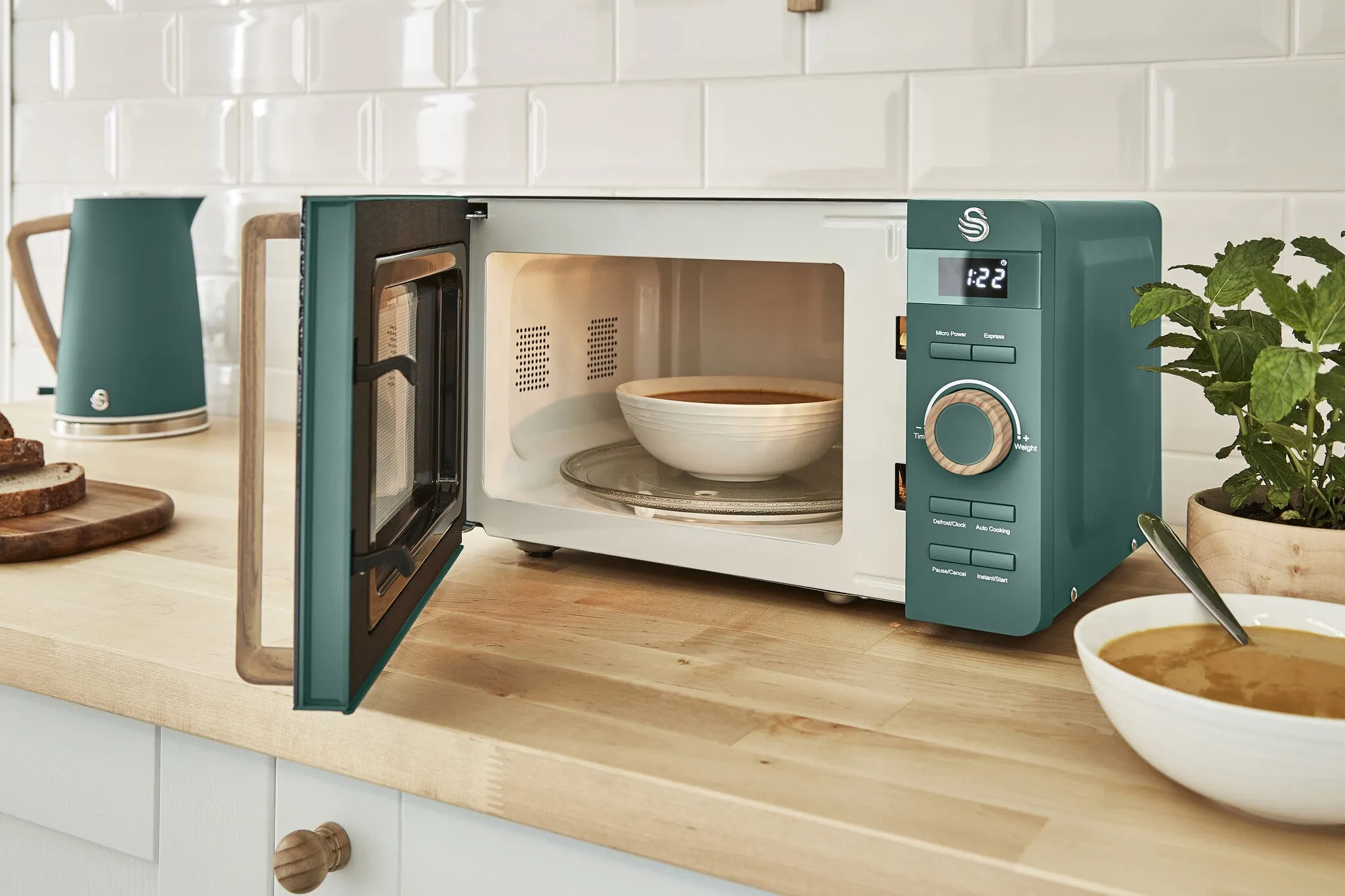 Swan SM22036LGREN 20L 800W Nordic Digital Microwave - Green